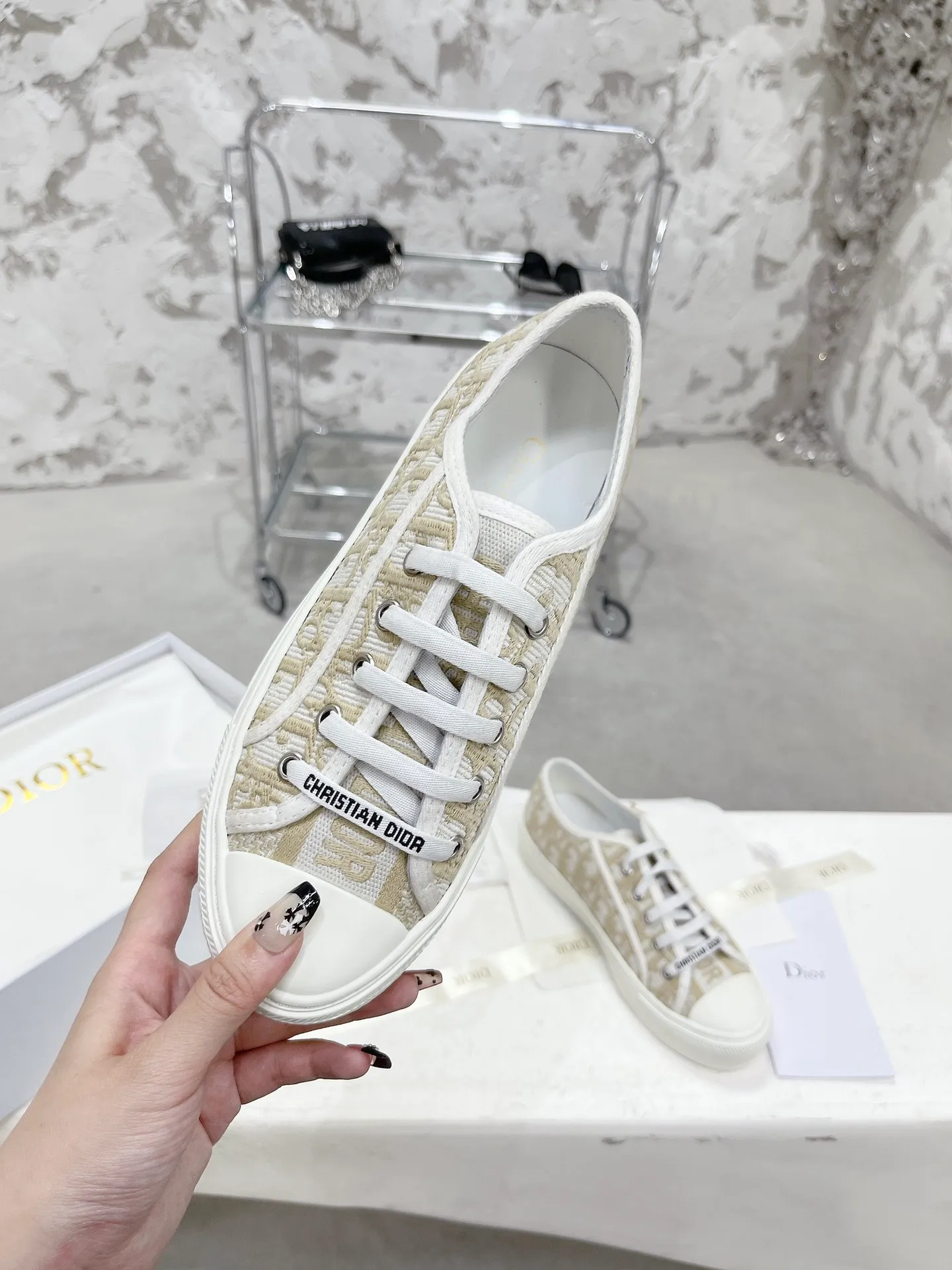 👟👟Ex-factory price 480👟👟 Women's Shoes Women's Clothing WALK N DIOR Embroidered Canvas Shoes Flat Casual Shoes Valentine's Day Limited Edition Sneaker Series Cotton Silk Double-sided Three-dimensional Embroidery, Authentic Stores Rush to Buy and Release Hot Style, Ins Star Internet Celebrity Concave Style Show.  All materials of this shoe are original molds, right down to the hardware, laces, outsole, 👟👟 ex-factory price U mid-pad... The upper fabric is made of double-sided pure cotton silk three-dimensional electric embroidery. Each style looks colorful, but it does not make it difficult to match clothes. The entire series is like a piece of handicraft, unique!  ▪️Inner lining: full-grain mixed sheep silk sheepskin ▪️Foot pads: imported cowhide of the same color, comfortable to the feet ▪️My last style is exactly the same as Z👟👟 ex-factory price, welcome to compare. My color matching is complete, and the counter has a full set of packaging. Code number: 35-40 (women's model 41 is custom-made and cannot be returned or exchanged)